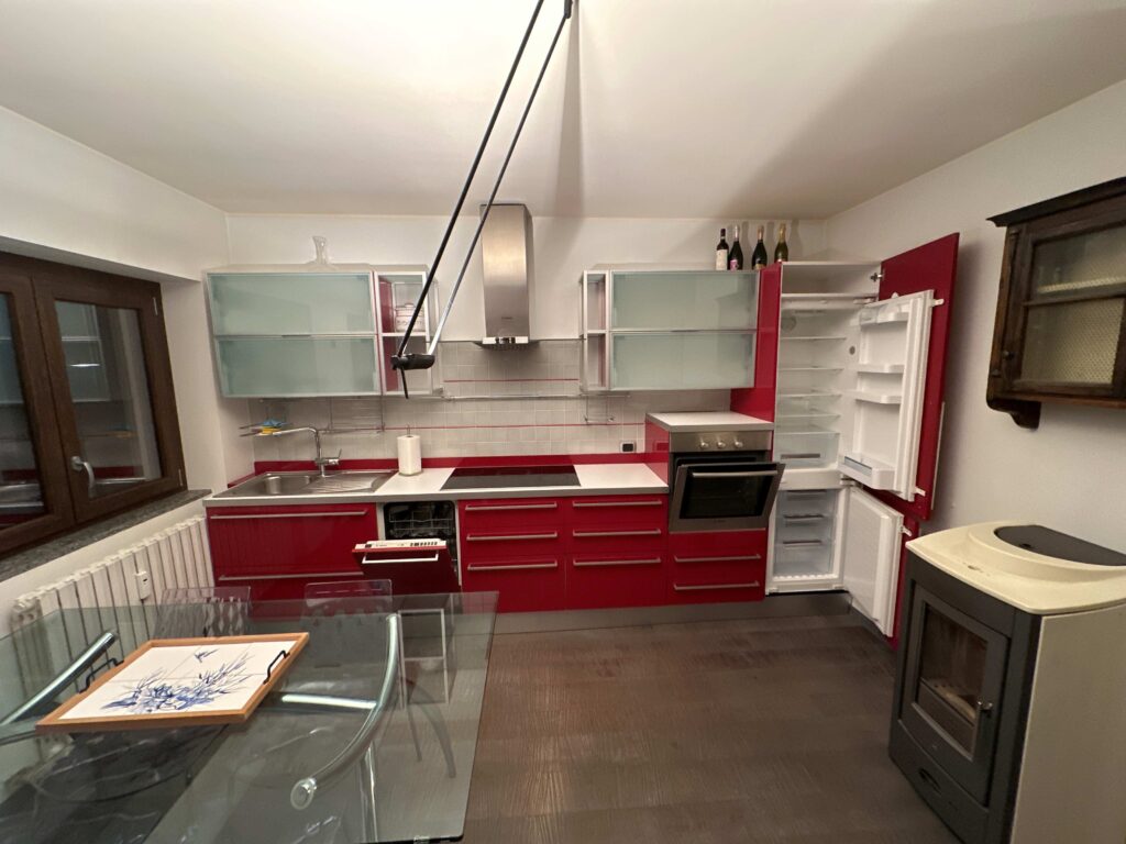 Centro Aprica, Corso Roma 170, bilocale su 2 livelli, box, cantina, balcone Sud,completamente arredato euro 190.000,00